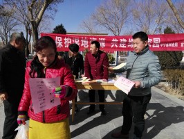 图为广场设立宣传点)