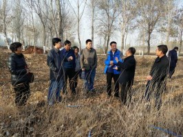 图为检查组实地查看基地建设情况