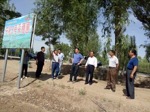 图为区厅领导和相关工作人员到县林场进行考察指导